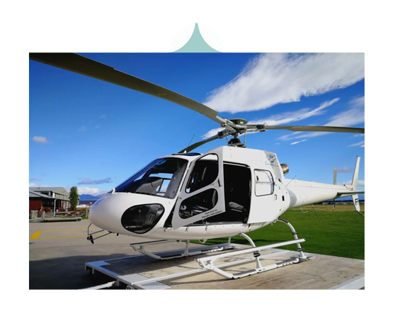 2架直升機(jī)在臨沂大峽谷景區(qū)體驗(yàn)飛行